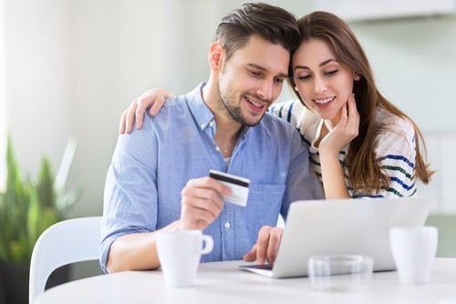 Paar freut sich über schufafreie Debitkarte
